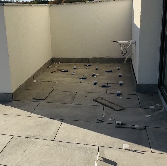 Etapa XIX - Pe terasele Clădirii 1 au fost montate plăcile de gresie